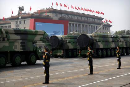 Vehículos militares chinos que transportan misiles balísticos DF-41 pasaron por el Gran Salón del Pueblo. 