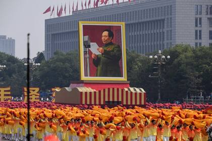 Un retrato gigante del exlíder del Partido Comunista Mao Zedong pasa por la Plaza Tiananmen.