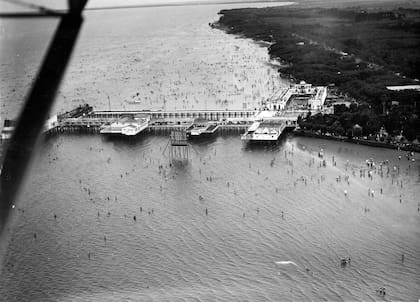 1950s: bañistas en la ribera de Quilmes.