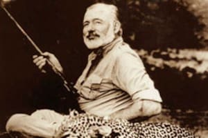 Con la mano aún quemada, Hemingway escribió cómo sobrevivió a una increíble seguidilla de accidentes en África