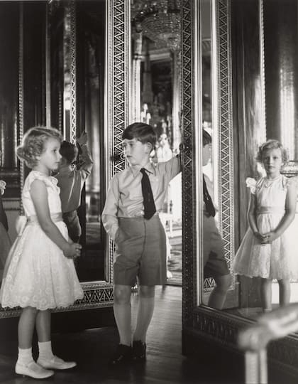 1956. Una foto de los hermanos, el príncipe Carlos y la princesa Ana, tomada por Antony Armstrong-Jones. “Es muy importante observar atentamente las fotos, tomándose el tiempo necesario, sobre todo hoy en día, cuando las imágenes se consumen tan rápidamente a través del celular”, dijo el curador de la exposición, Alessandro Nasini, a la agencia AFP.