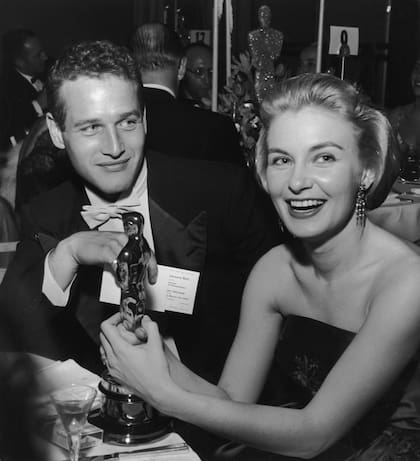 1958:  Joanne Woodward sostiene su Oscar y junto a ella su marido, Paul Newman