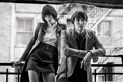 Ella: saco Helmut Lang, camisa Brooks Brothers, falda Levi’s, pulsera Bonheur, medias Falke. El: saco Topman, campera y camisa de jean Levi’s, pantalones Theory, corbata H&M