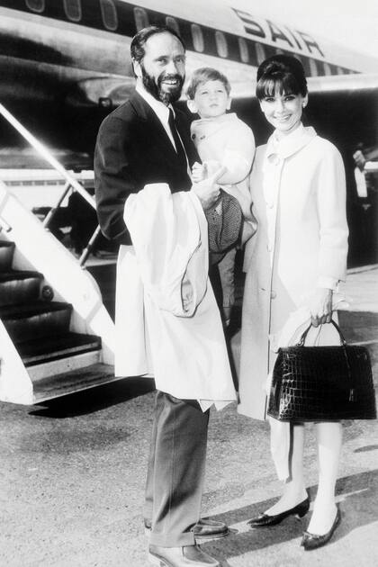 1963. Audrey Hepburn llega
a Nueva York con su marido
Mel Ferrer y su hijo Sean,
el papá de Emma