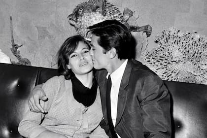 Delon besa a su esposa Nathalie en París, en 1967
