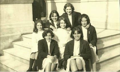 1968: Algunas alumnas aprovechando el sol en las escalinatas de la entrada.