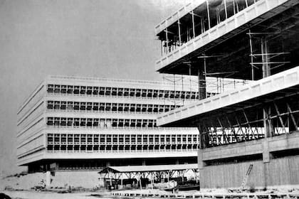1969. Pabellón III en construcción y pabellón II ya inaugurado (Revista Summa)