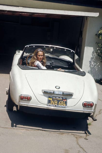 1970. La actriz al volante de su BMW convertible.