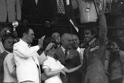1974: aunque se le escapó la carrera en el final, Carlos Reutemann fue recibido por Juan Domingo Perón en el palco, junto con Isabelita y López Rega