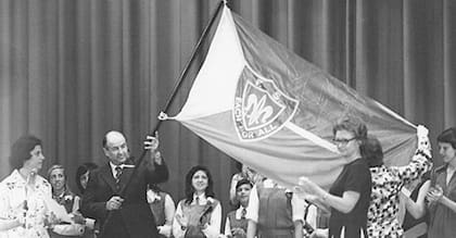 1975: Mrs. Stanley, Mr. & Mrs. Tanner en la ceremonia de presentación de la bandera del Florida Day School que creó el alumno Alan Sagedahl al ganar el concurso de diseño