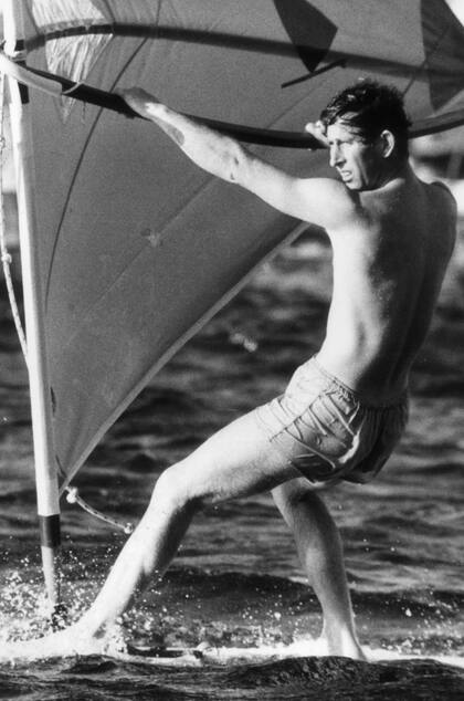 1979. Carlos haciendo windsurf; una de las postales más publicadas por los tabloides que en esa época lo describían como un "bombón"