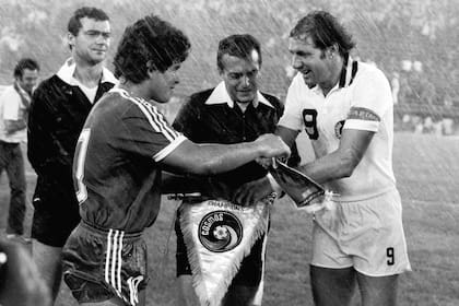 El 21 de Marzo de 1980, en la cancha de Vélez, Argentinos Juniors vs. New York Cosmos: saludo de capitanes entre Maradona y el italiano Giorgio Chinaglia, el goleador histórico de la NASL