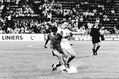Diego Maradona disputa la pelota con Franz Beckenbauer, el 21 de marzo de 1980, en el partido que jugaron Argentinos Juniors ante Cosmos de Nueva York, en cancha de Vélez.