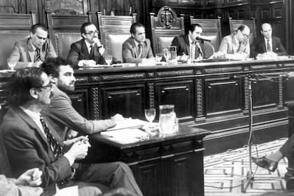 1985: en estrado, los jueces Jorge Torlasco, Ricardo Gil Lavedra, Guillermo Ledesma, León Carlos Arslanian, Andrés D'Alessio y Jorge Valerga Aráoz; debajo, los fiscales Julio Strassera y Luis Moreno Ocampo