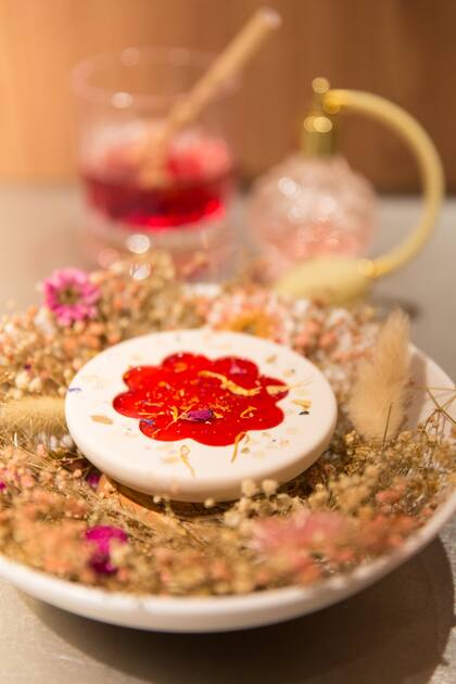 Postre en flor: jalea de cerezas, flores raras y lías de tempranillo, que se lleva a la boca con la mano.