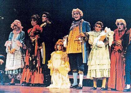 1989 - El Teatro San Martín le abrió sus puertas con una de sus mejores obras: Invasiones inglesas, donde puso en juego su ironía y humor ácido