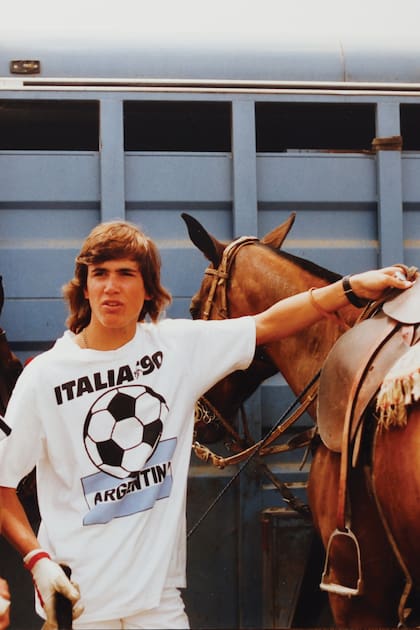 1991. De su archivo personal, un recuerdo de Adolfito con el pelo largo. La pelota de fútbol en su remera da cuenta de otra de sus grandes pasiones.