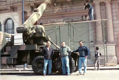 1992. El año en que se reinauguró el Teatro Español. De izquierda a derecha Miguel Castellar, Jorge Vila y el Ingeniero Marcos Zuccato colocando nuevamente la marquesina con una grúa de la Municipalidad.