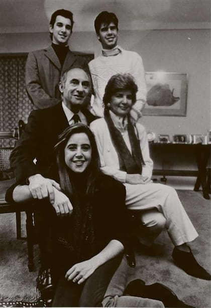 1992. Fernando de la Rúa, junto a su esposa, Inés Pertiné, y sus tres hijos: Fernando, Antonio y Agustina