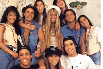 1993. El actor, abajo en la foto con remera y gorra negras, junto al elenco de "Jugate conmigo", programa producido y conducido por Cris Morena.