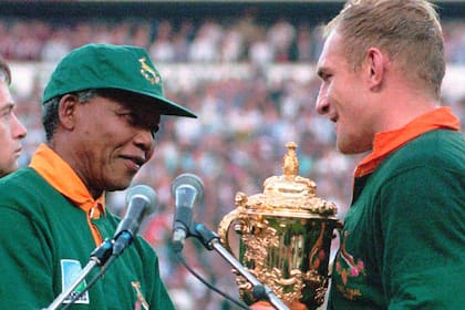 1995, un momento histórico: Nelson Mandela le entrega la copa a François Pienaar
