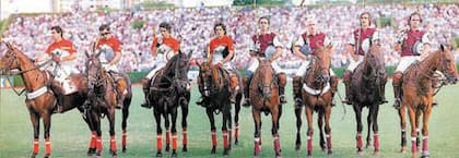 1996: instante previo a la única final del Argentino entre los Chapaleufú, con Marcos, Horacio (h.), Gonzalo, Bautista, Alberto (h.) e Ignacio Heguy, Díaz Alberdi y Eduardo Heguy. Siete Heguy en la cancha 1