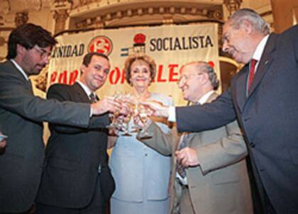 1997. Dirigentes socialistas y del Frepaso rodean a Fernández Meijide para celebrar el ingreso en la Alianza