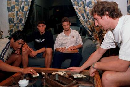 1998, el Vasco Arruabarrena juega al dominó con Fabbri y Battaglia