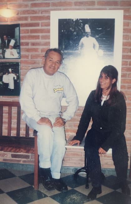 1998, Mane y el Gato Dumas en la sede de la calle Olazábal, barrio de Belgrano.