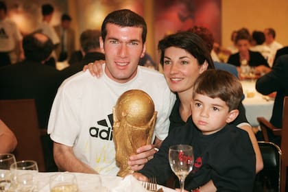 1998. Zinedine Zidane posa con la copa del mundo junto a su esposa Veronique y el pequeño Enzo