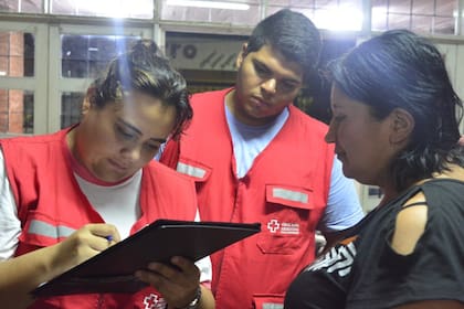 Cruz Roja Argentina es otra de las organizaciones que está buscando donaciones para ayudar a los evacuados y brindando asistencia médica en los centros de evacuación.