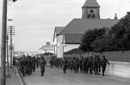Tropas del Ejercito Argentino avanzan por la Avenida Ross , luego del desembarco y ocupacion militar de las Islas Malvinas