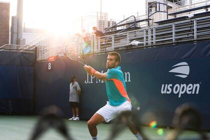 Borna Coric ante Juan Ignacio Londero, en el court 8 del US Open, con menos alcanzapelotas y únicamente integrantes de los equipos de los jugadores en las tribunas.