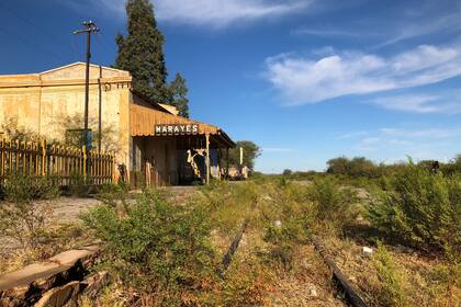 La estación abandonada de Marayes es un reflejo del estado de abandono de ese pueblo sanjuanino en el que casi no quedan chicos. El tren dejó de pasar en la década del 90, la mina de oro cerró y no existen oportunidades de futuro para los jóvenes.