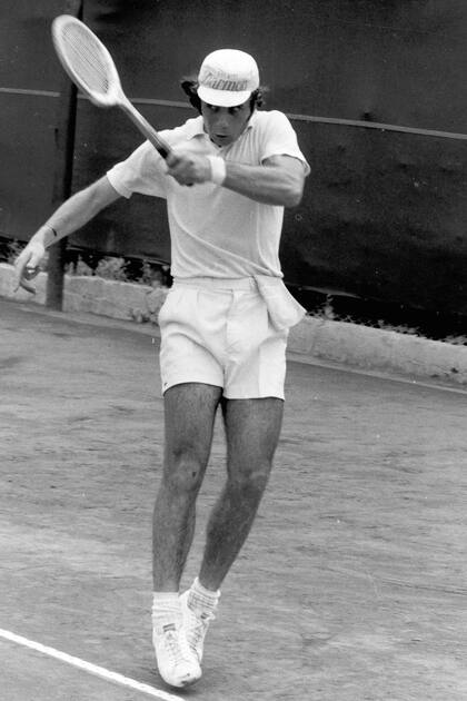 2) Orígenes: con una toalla en la cintura, una curiosa imagen del 30 de octubre de 1971, en la cancha N° 1 de Gimnasia y Esgrima (sede San Martín, en Palermo). El húngaro Istvan Gulyas le ganó la semifinal de la Copa Ricardo Aldao con por 6-3, 4-6, 2-6, 6-3 y 6-3. El campeón del torneo fue Ricardo Cano.