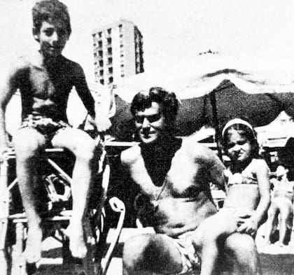 2) Un verano en Mar del Plata: Gaby, con su papá Osvaldo y su hermano, Ova.