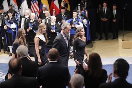 20 años después de aquel primer encuentro público, Letizia y Felipe, actuales reyes de España asistieron junto a sus hijas, la princesa Leonor y la Infanta Sofía, a la 43ª edición de la entrega de los 'Premios Princesa de Asturias' (previos 'Premios Príncipe de Asturias')