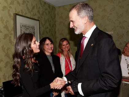 20 años después, el rey Felipe de España y la reina Letizia recrean su primer encuentro público, cuando todavía no se sabía que estaban saliendo