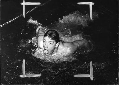 20 de octubre de 1961. Nicolao toma aire en plena prueba de mariposa. Su miedo al agua, que era muy recurrente, desapareció de un día al otro, luego de ver nadar a Fernando Fanjul.