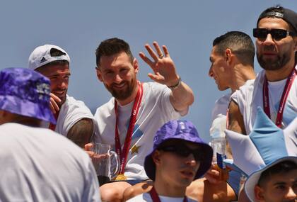 Lionel Messi saluda a los hinchas desde el micro de la selección argentina