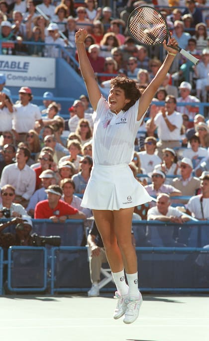 20) El histórico salto de Gaby al celebrar el último punto de la final del US Open 1990 frente a la alemana Steffi Graf.
