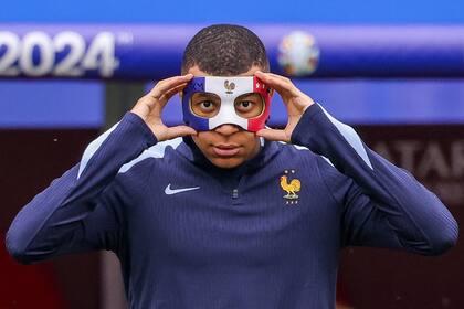 20 June 2024, Saxony, Leipzig: France's Kylian Mbappe adjusts his mask during a training session ahead of Friday's UEFA Euro 2024 Group D soccer match between the Netherlands and France. Photo: Jan Woitas/dpa�