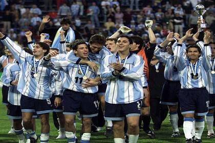 Maxi Rodríguez y Nico Burdisso al frente de la vuelta olímpica en 2001, en un estadio de Vélez repleto