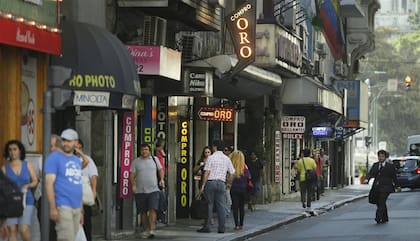 Oferta. La calle Libertad es, desde hace décadas, la zona tradicional en la que se comercializan oro y otros metales preciosos; allí los valores varían de acuerdo con la oferta, la demanda y la cotización del día