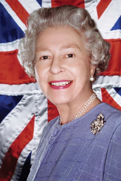 2001. Una sonriente reina Isabel con la bandera del Reino Unido detrás posa para la lente del británico Rankin, quien también retrató a Björk, Kate Moss, Madonna y David Bowie, entre otros.