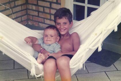 2001: vacaciones en Florianópolis. Tomás con apenas 9 meses y Facundo por cumplir 8 años