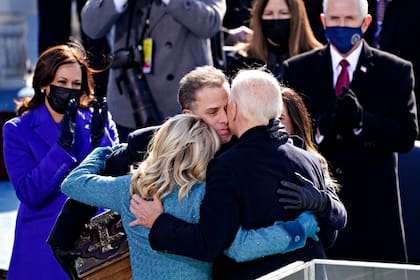 20/01/2021 20 de enero de 2021 - Washington, DC, Estados Unidos: El Presidente de Estados Unidos, Joe Biden, a la derecha, es consolado por su hijo Hunter Biden y la primera Dama Jill Biden. (Kevin Dietsch / CNP/Polaris) POLITICA INTERNACIONAL Europa Press
