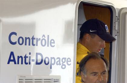 2002 Un control en plena prueba: los nubarrones del doping siempre pendieron sobre su cabeza