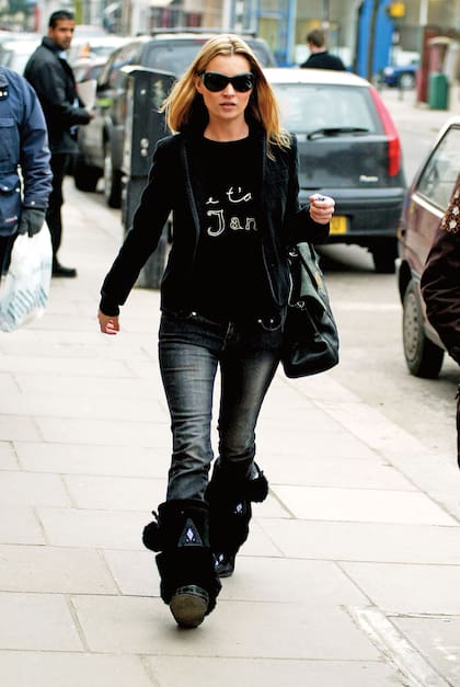 2004. En Londres, con un outfit que es su clásico: jeans cigarette, remera con estampa y chaqueta negra.