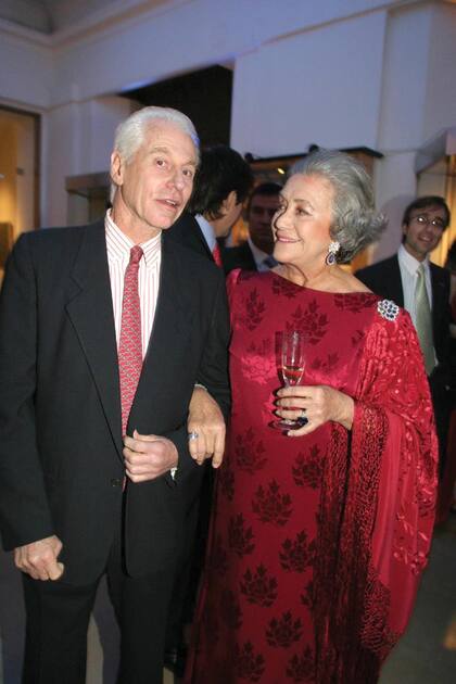 2004, La Noche del Mantón. Nelly Arrieta de Blaquier, que fue presidenta honoraria de Amigos hasta su muerte, en 2020, saluda a Nicolás García Uriburu (murió en 2016) en la primera gala temática. Fue en homenaje al cuadro Los mantones de Manila, de Fernando Fader, una de las obras emblemáticas del museo.